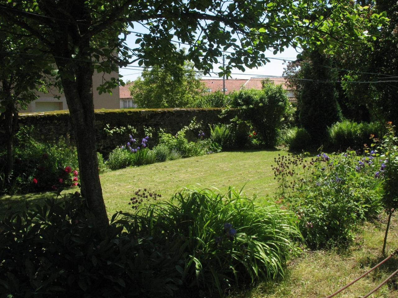 Bed and Breakfast Les Jardins De La Grange Rezonville Exterior foto