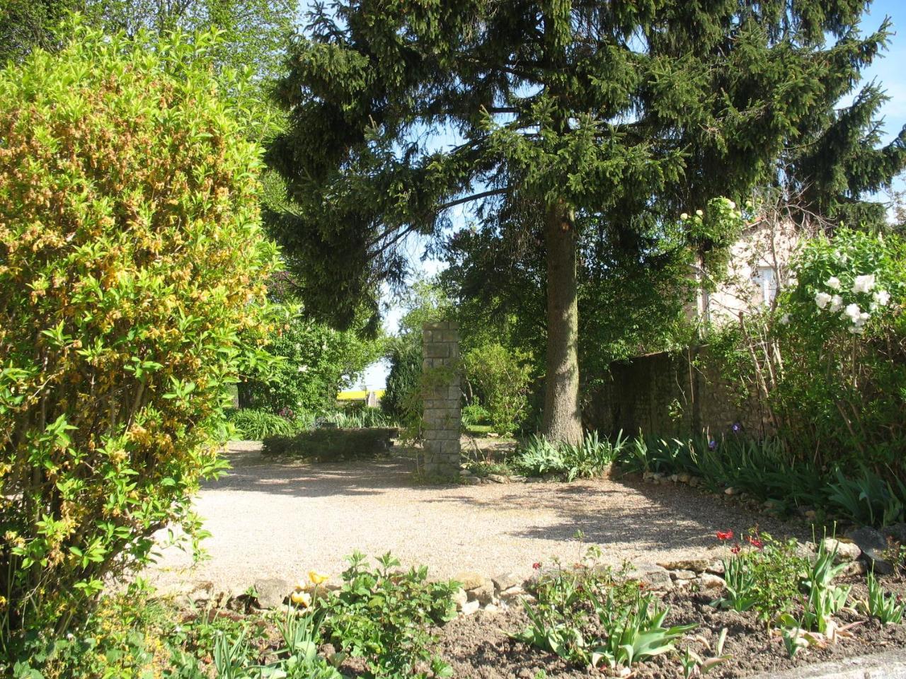 Bed and Breakfast Les Jardins De La Grange Rezonville Exterior foto